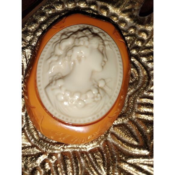 Vintage Art Deco Butterscotch Bakelite Cameo Brooch - Picture 1 of 5
